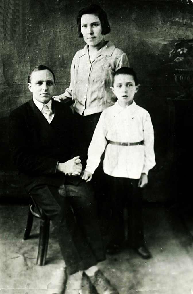 Акимов И.Л. с женой и сыном..jpg